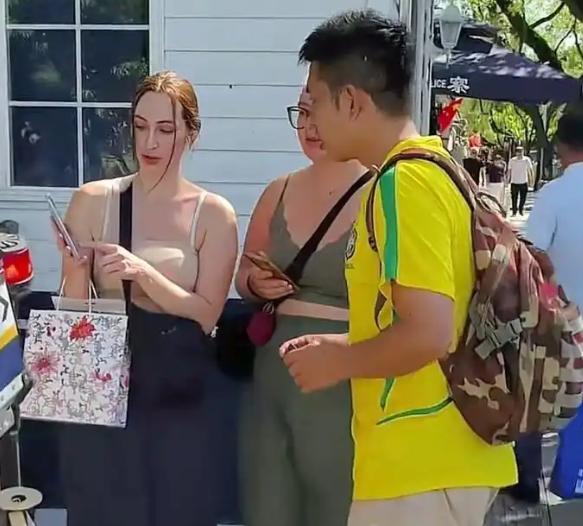 一外国博主来中国旅游，体验了一段时间后发视频感慨：“我认为即使是中国人，他们都不