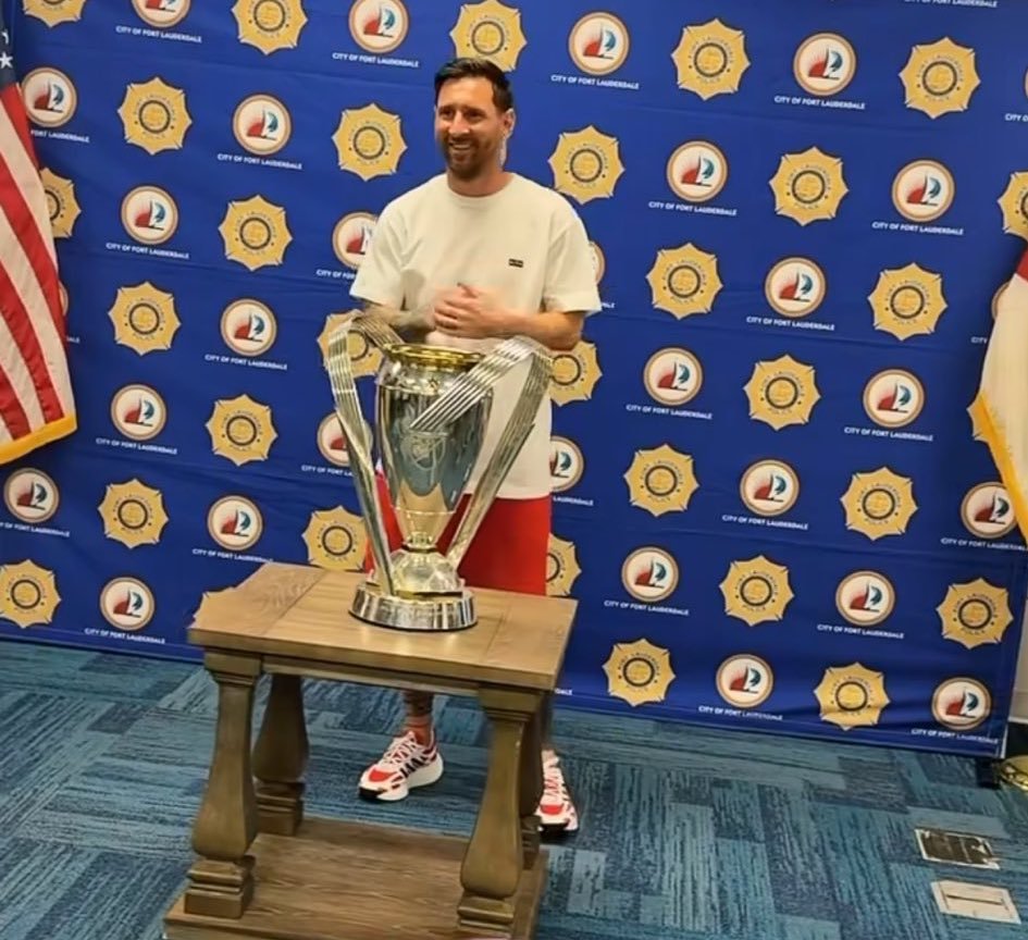 🏆梅西携冠军奖杯造访劳德代尔堡警局。迈阿密国际首夺总冠军梅西发文说我们是ML