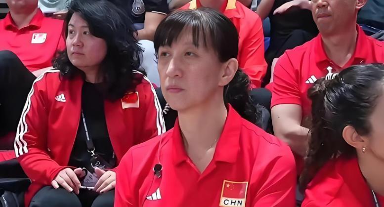 赖亚文和赵勇这波操作我是真看不懂了。主场作战、世界排名高出十位的中国女排，在亚锦