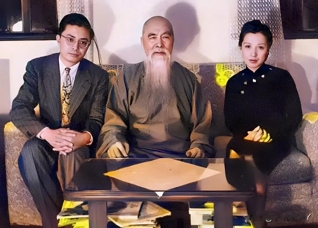 这是于右任与儿子于彭和儿媳周宝珠的一张合影老照片，拍摄于上世纪40年代末的香港。