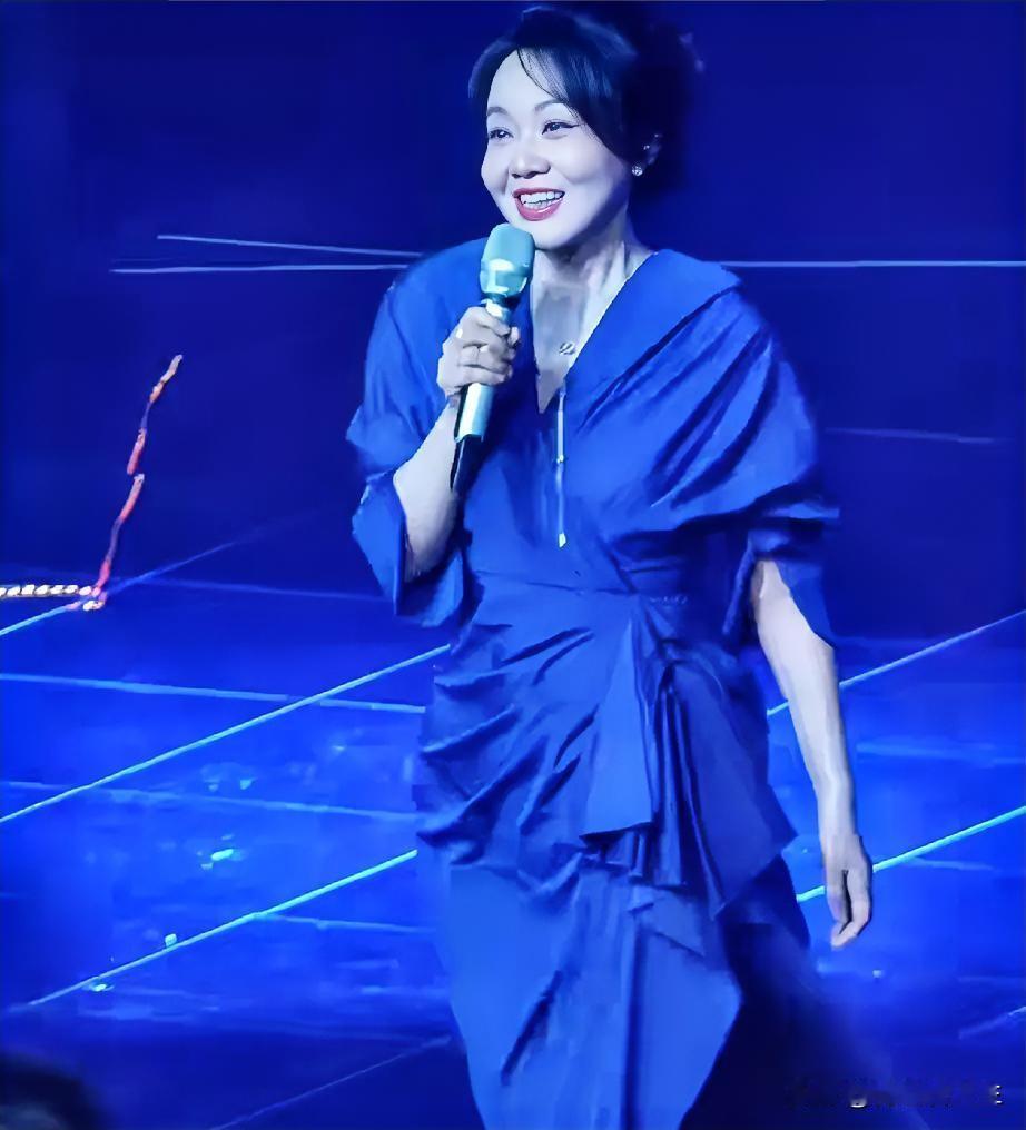 当55岁的闫妮与她28岁的女儿一同被提及，或是她当事人公开亮相时，总会有人感到一