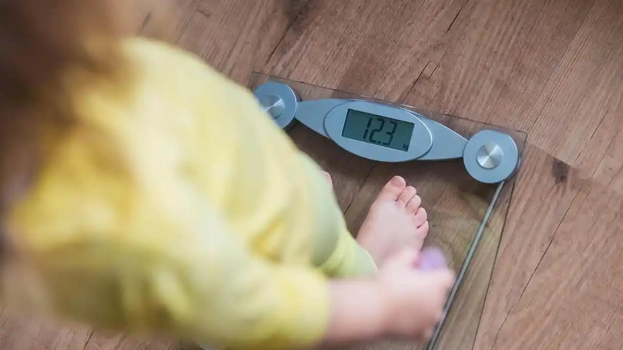 调查发现：每天饭后要午睡的人，不出几个月，身体或有这3种变化午饭刚吃完，很多