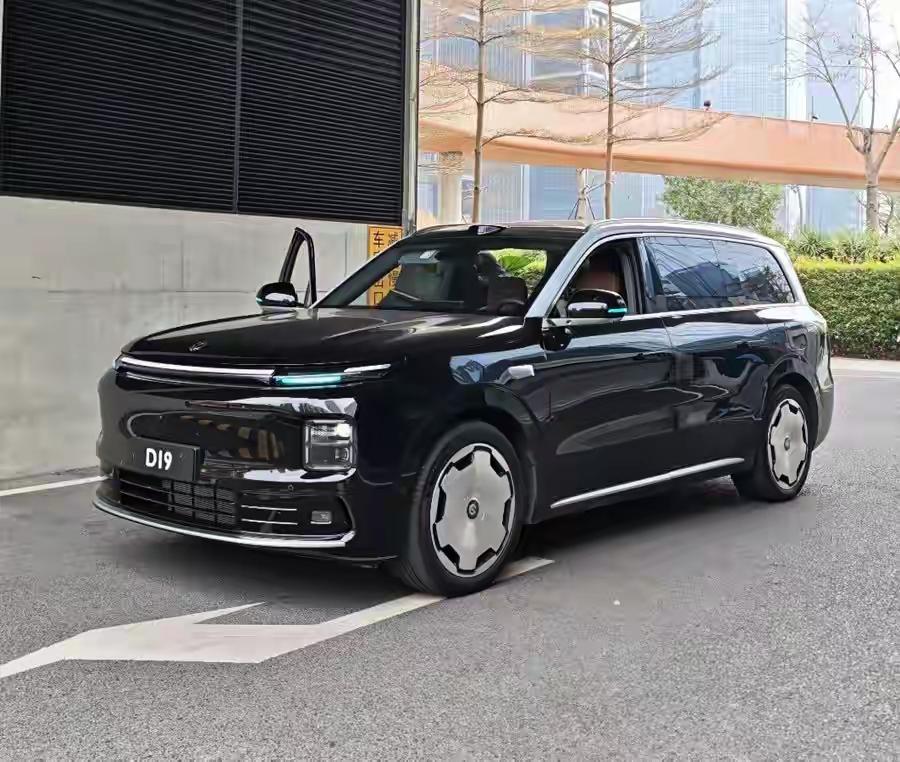 9系SUV市场彻底杀疯！零跑全新旗舰D19正式现身，一出手就把“卷王”头衔焊死，