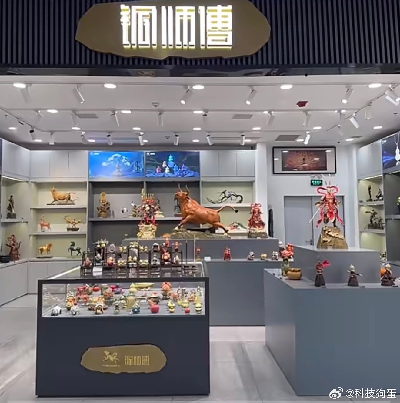 铜师傅创始人是骨灰级米粉，把粉丝运营、性价比那套全搬到了铜摆件上，结果成了中年人