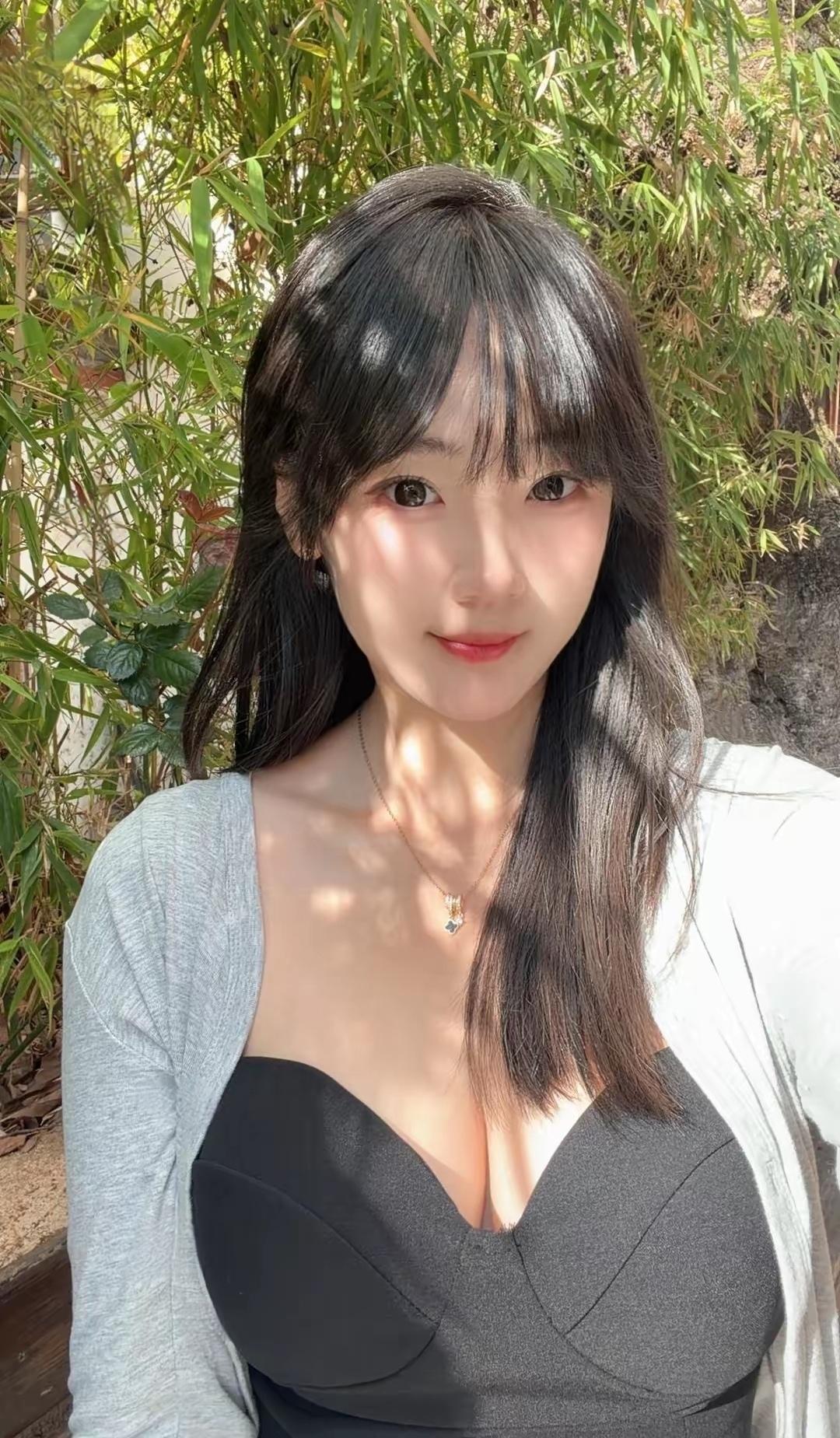 阳光明媚，美女在户外自拍。