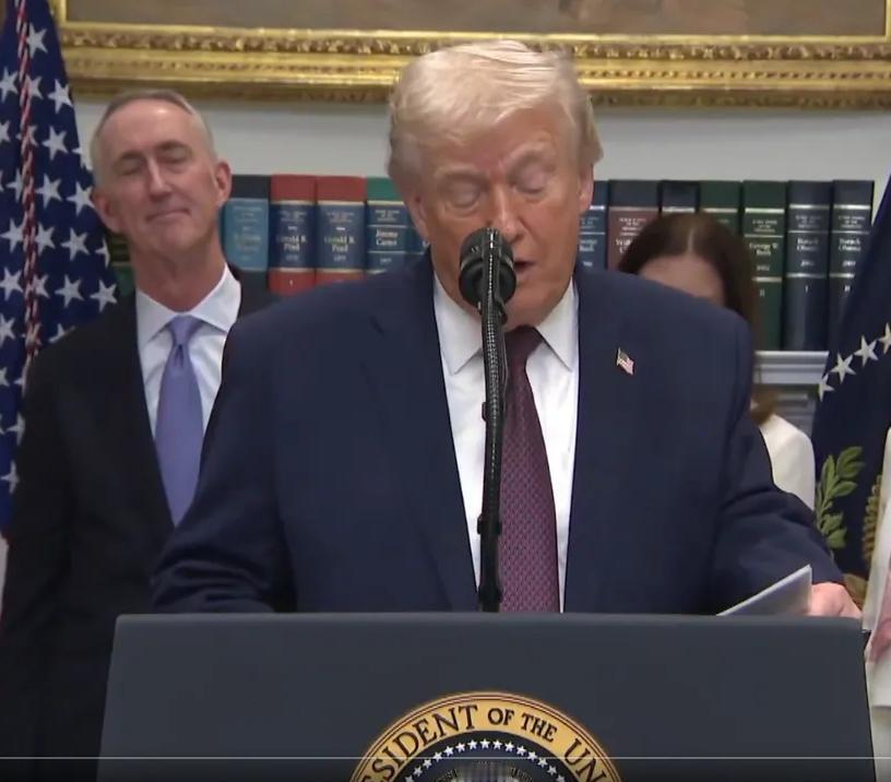 你不得不佩服懂王是真的很懂，不仅懂，还很二，昨日特朗普在白宫直接向媒体宣称，他要