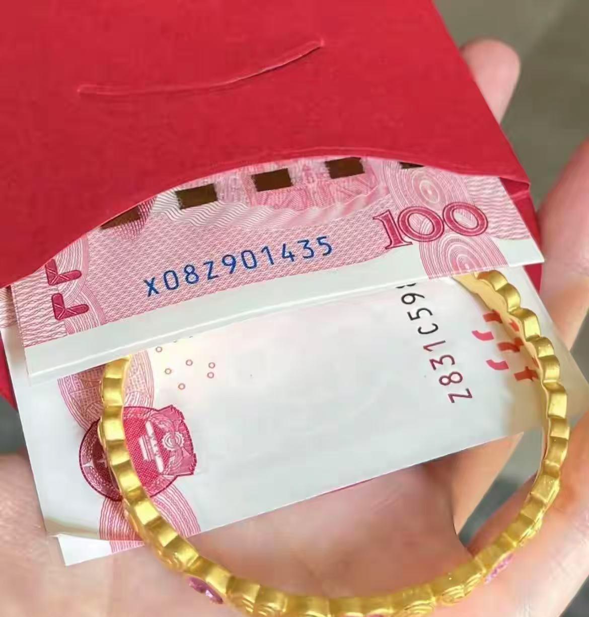 第一次去男朋友家，婆婆给了我一个红包做见面礼。打开一看，里面是一只金镯子