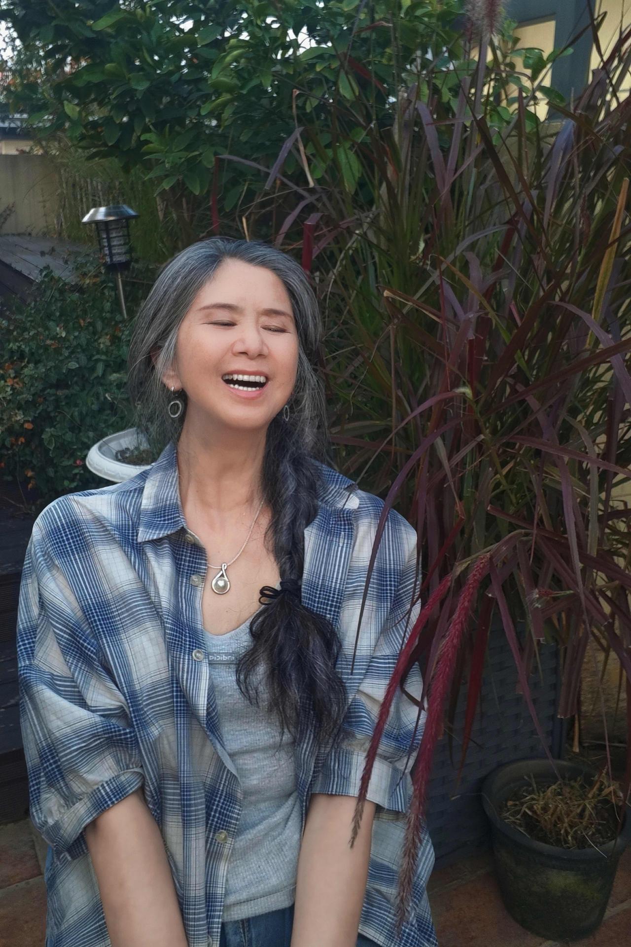 很难相信这个阿姨已经64岁了，太冻龄了吧！一身松弛随性的穿搭，把熟龄的自在感穿