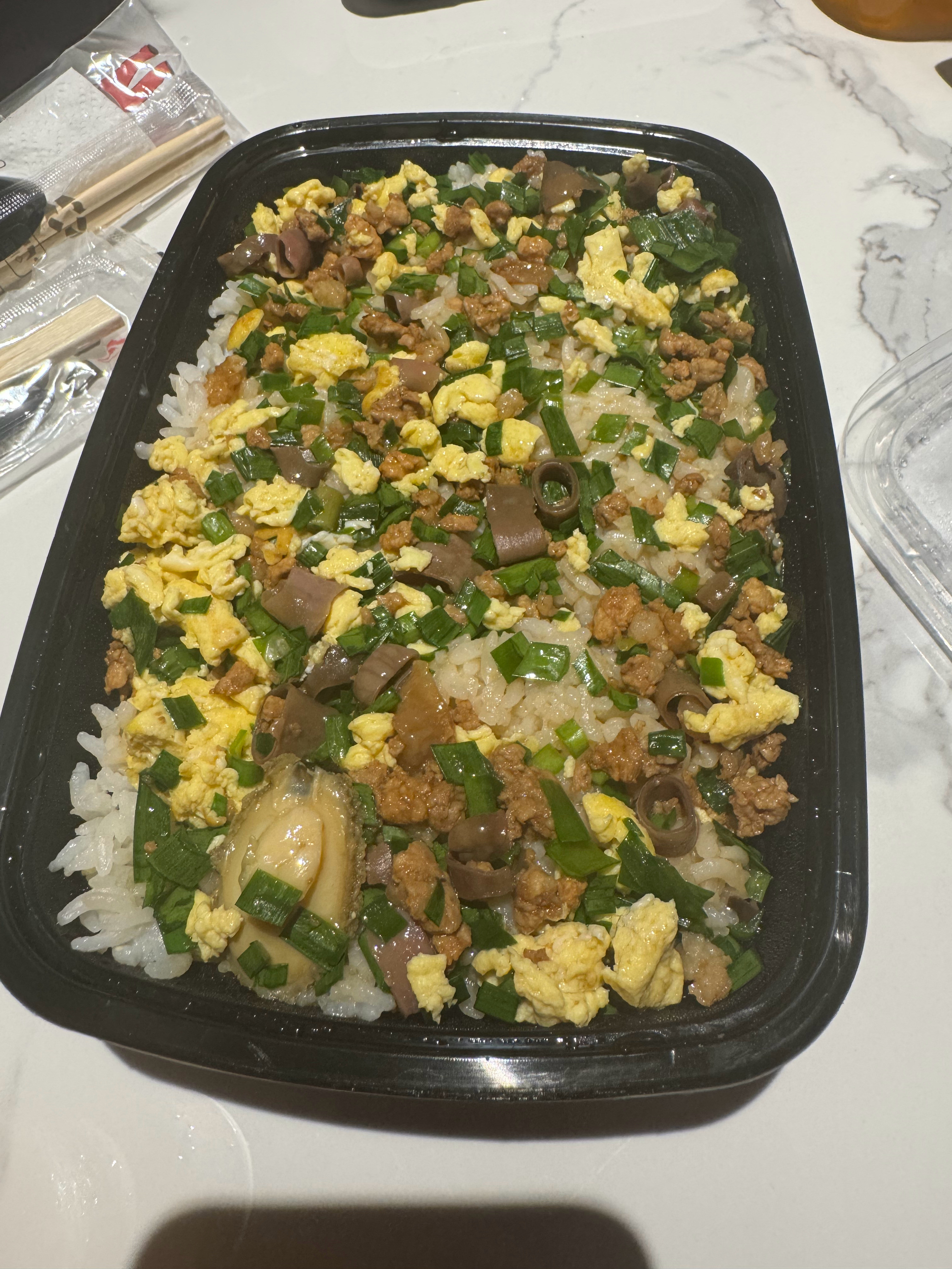到了烟台之后，看见海肠捞饭也没忍住点了一份。真的好吃。不过，我加了一块鲍鱼。我还