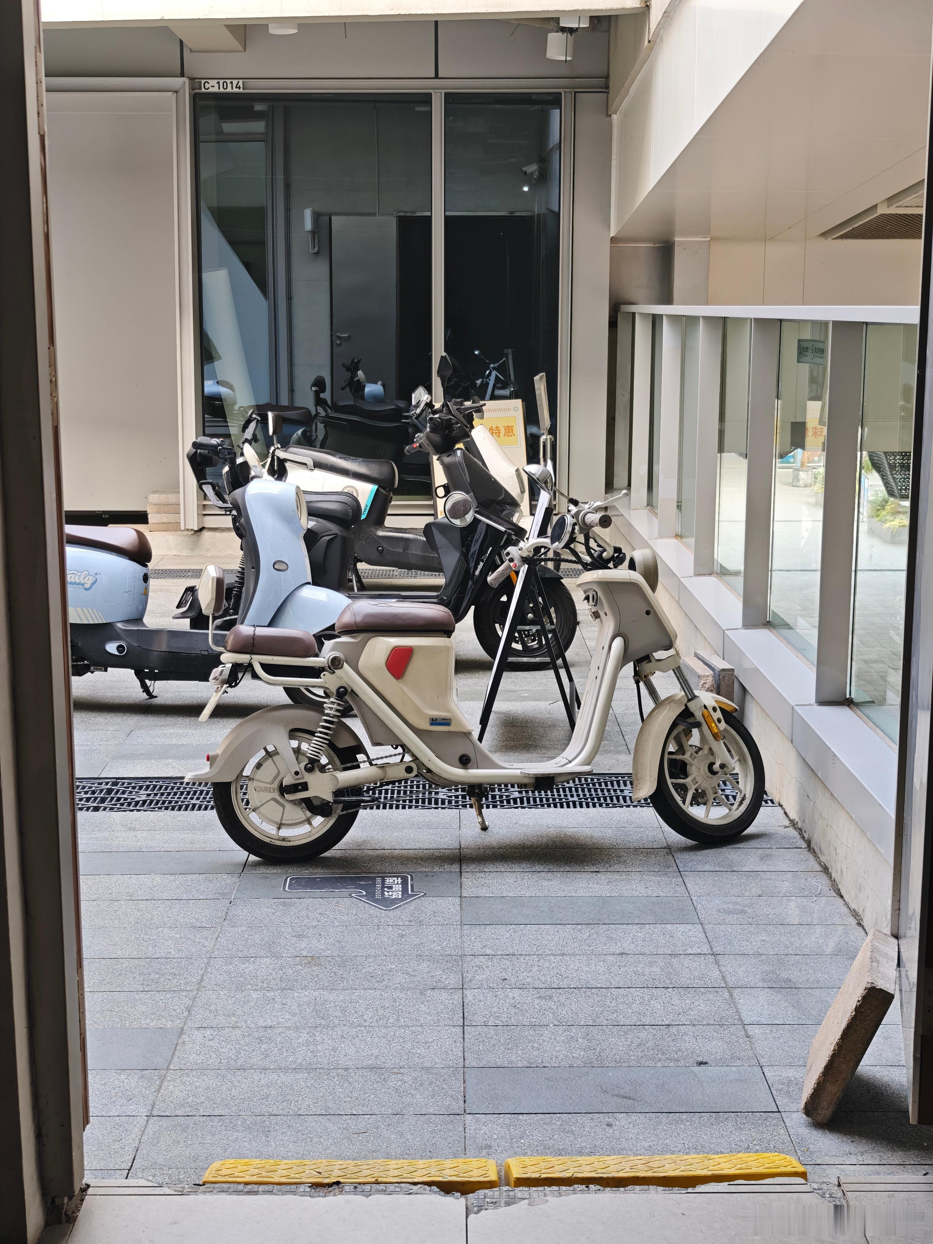 小智学习女明星去买咖啡喝，看到电梯口听着这车，俺脑海里第一词就是“新国标”。看了