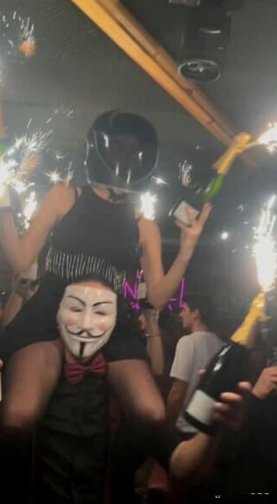 一个小细节！据悉，一个蒙面女人拿着烟火坐在另外一个蒙面男人的身上正在嗨皮的时候