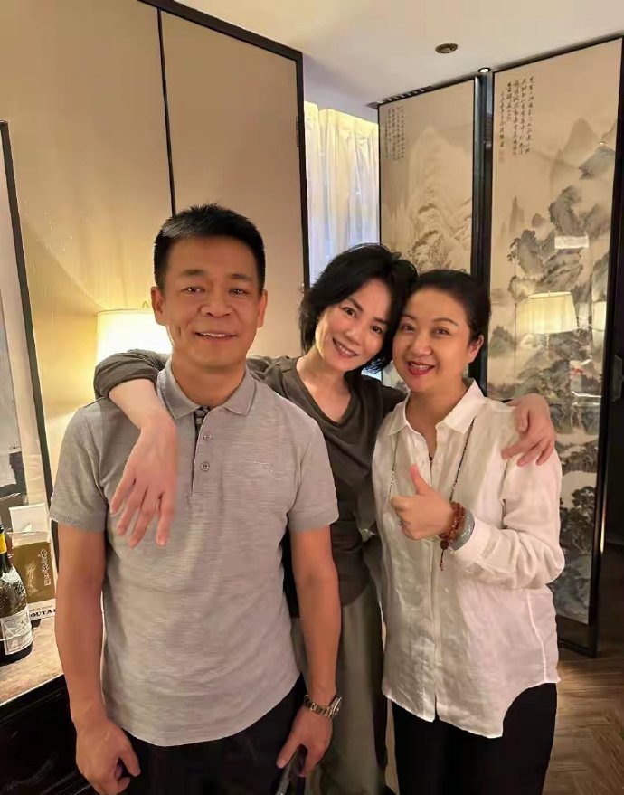 1.大嘴和质子男友是有暧昧瓜葛的，她现在想要彻底甩掉对方，但是男方还想再讹点资源