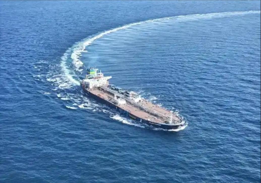 霍尔木兹海峡被彻底放弃了！25艘巨型油轮突然集体掉头，彻底绕开危险重重的霍尔木兹