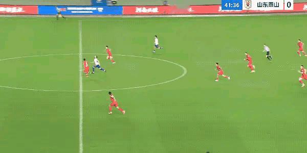 国明出击失误被吊空门，河南主场0比1不敌山东泰山。队内大腿的大腿拉伤36分钟被