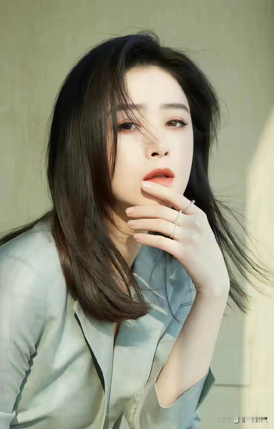蒋欣说，我1983年生在新疆乌鲁木齐，爸爸湖南人，妈妈是甘肃回族。6岁那年本来是