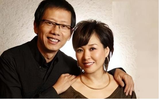 1999年，黄小茂对史可说:“孩子没了，咱们还是离婚吧。”史可含着泪水答应了，没