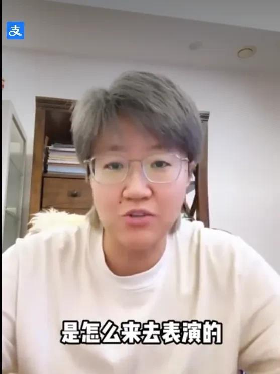 “看莎莎打削球是怎么去表演的！”郭焱的嘴巴确实是比较大的，不知道这样话里话外有几