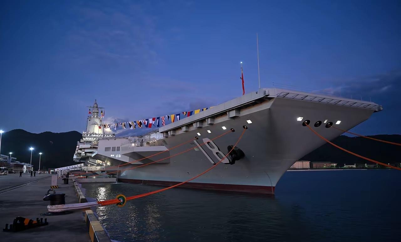 夜幕下的福建舰。图中显示的某个机构是为了防止老鼠上舰的，你知道是啥吗？