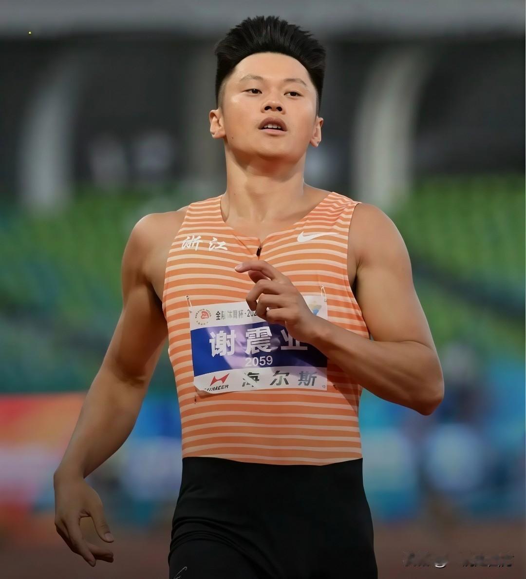 在衢州进行的全国田径锦标赛刚刚结束男子百米决赛，32岁的老将谢震业以10秒10的