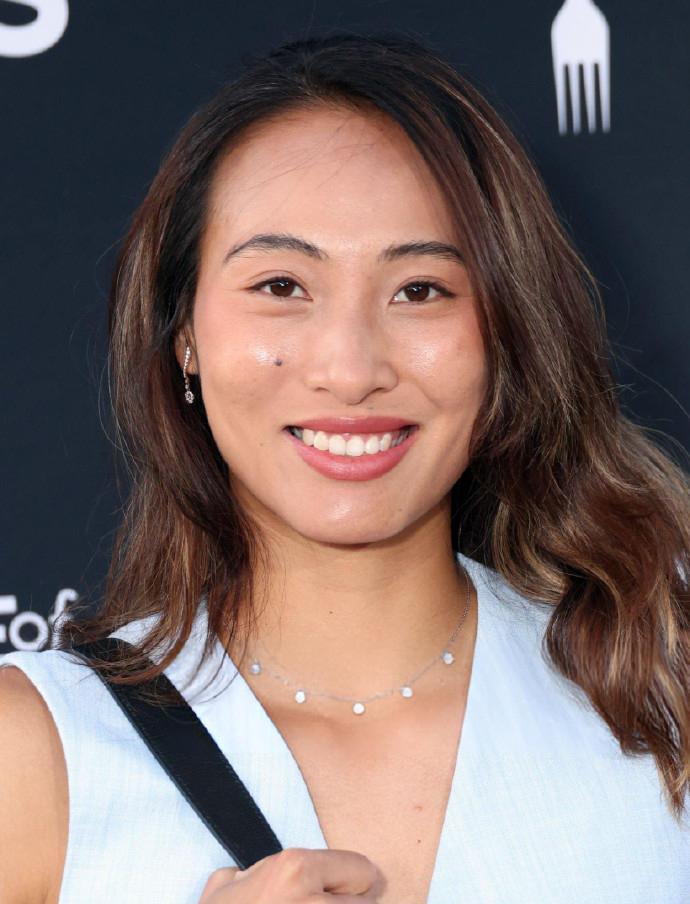 郑建平说:你们别再夸我女儿了我女儿想打网球，是我和我的老婆砸锅卖铁卖房子把她托