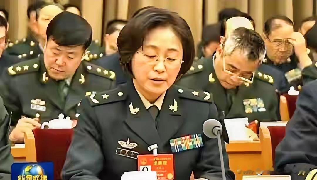 身着戎装，肩佩星徽，李贤玉院士端坐在会场，神情从容而沉稳。作为我国军队信息化领