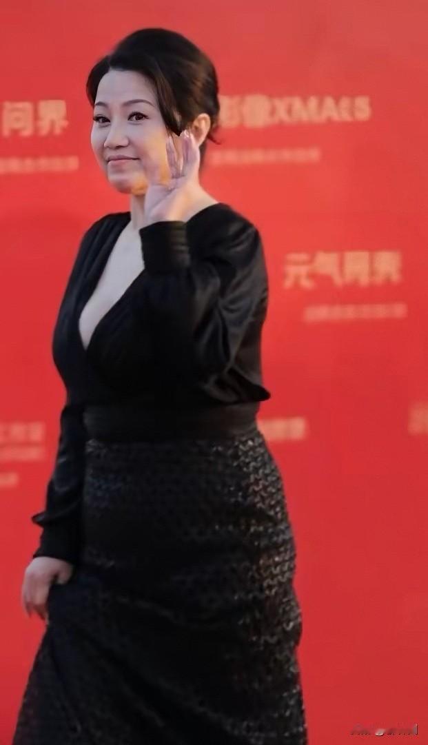 颜丙燕目测有150斤！简直是“胖若两人”身宽体胖腚大腰圆大腿粗身材越来越圆润了。