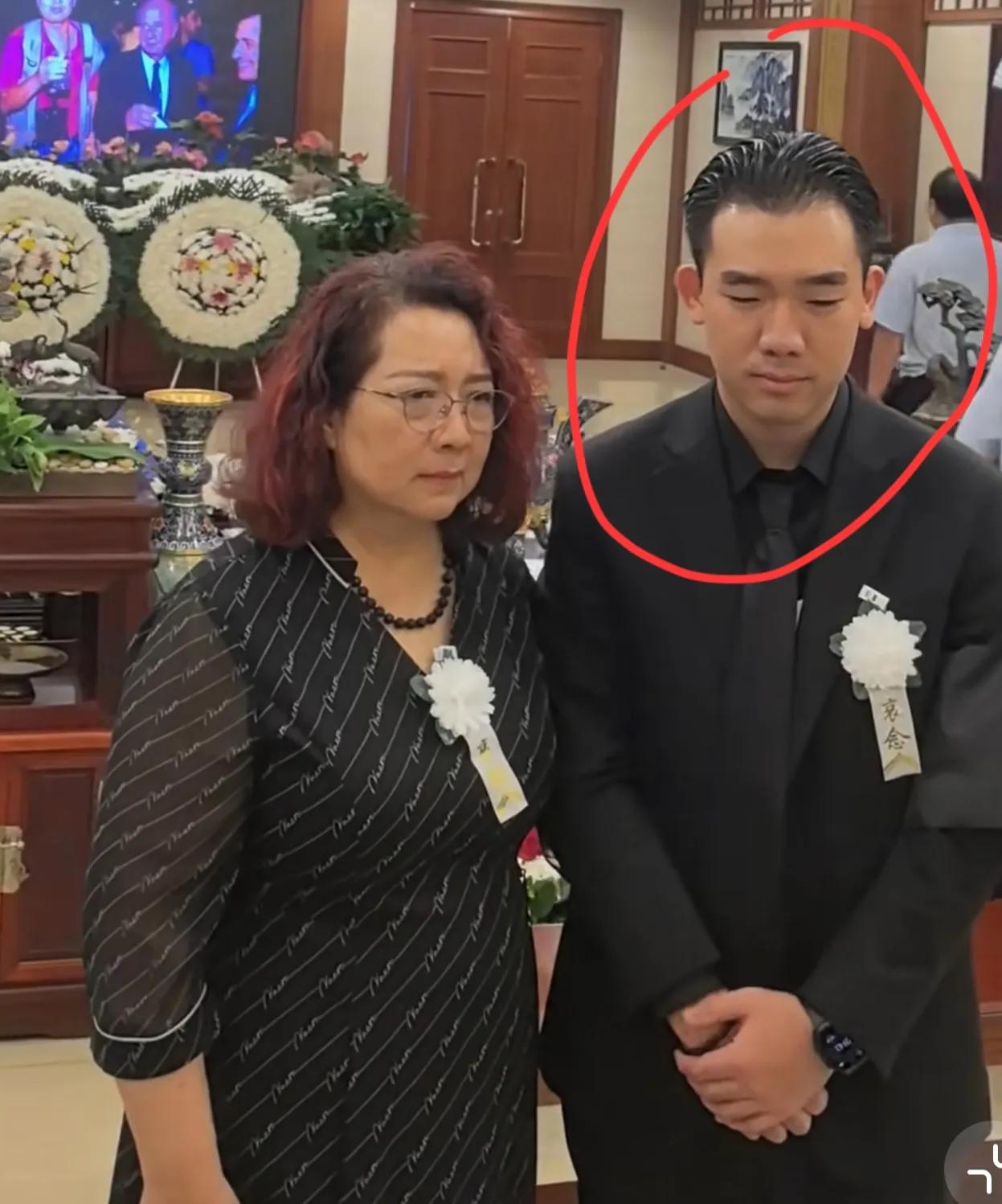 唐师曾儿子的正脸这次在葬礼上曝光了，这五官和他爸简直是一个模子里刻出来的！尤其是