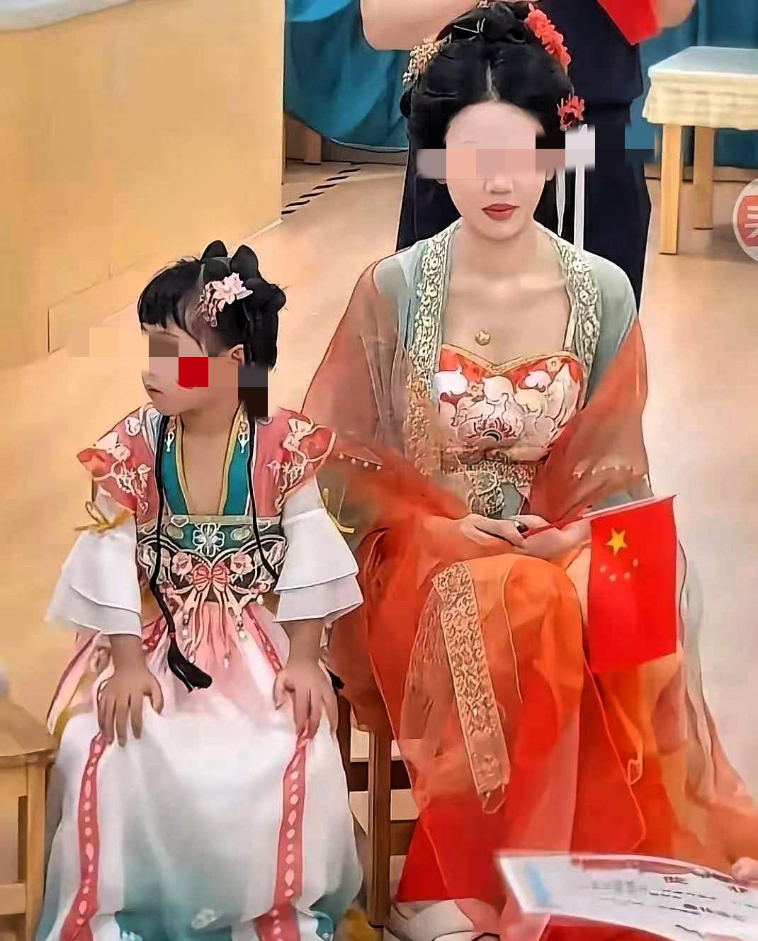 幼儿园通知家长盛装出席，有位妈妈真就翻出礼服认真打扮去了。结果到现场一看，别人都