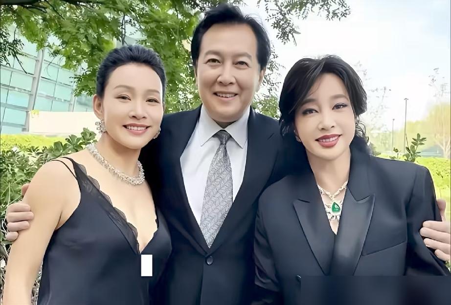 前几天百花奖红毯，陈冲唐国强并排走，刘晓庆落在后面，唐国强回头看了一眼，陈冲头都
