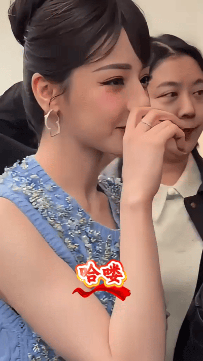 迪丽热巴身着一袭高定蓝裙惊艳亮相活动，其背影瞬间成为全场瞩目的焦点。垂坠的裙摆恰