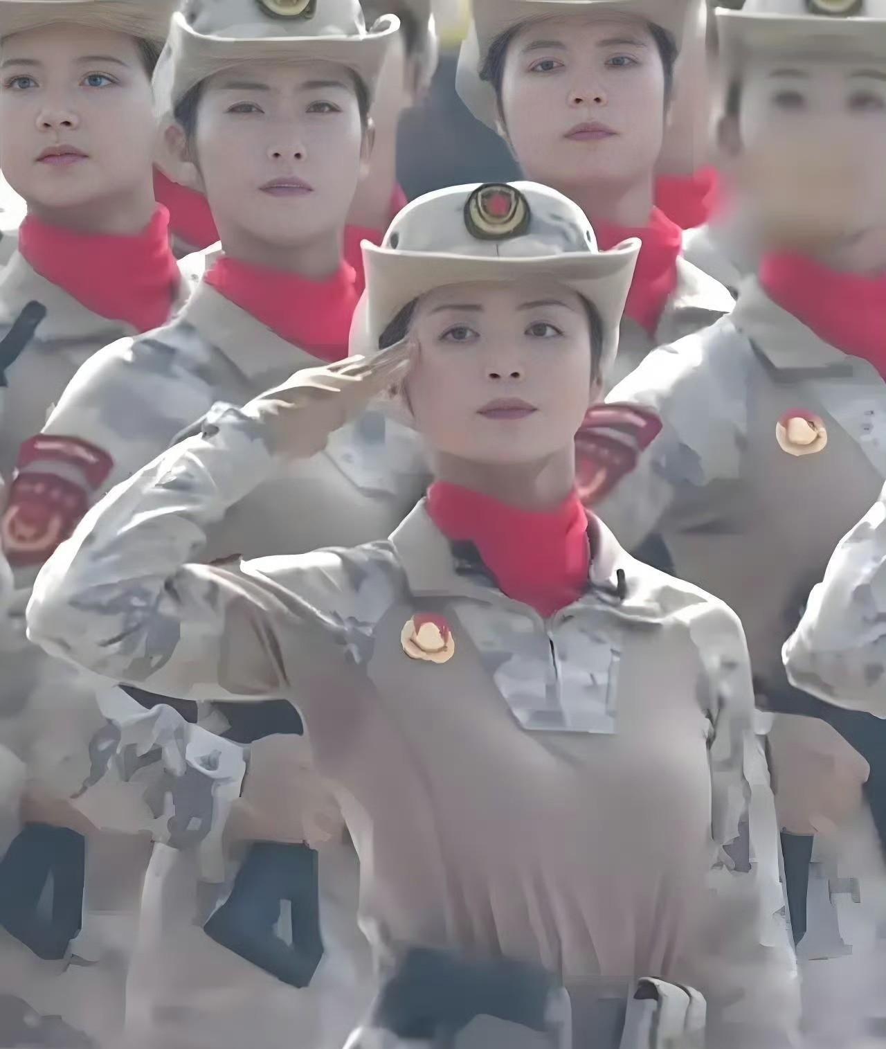 35岁的年轻妈妈李依潼，九三阅兵仪式走红的女领队，原来她的身份居然是河北保定易县