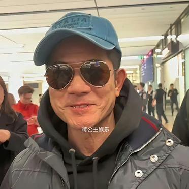 郭富城59岁了，一身黑衣，在机场里陪着方媛。不是去香港，是回安徽。广东男人，