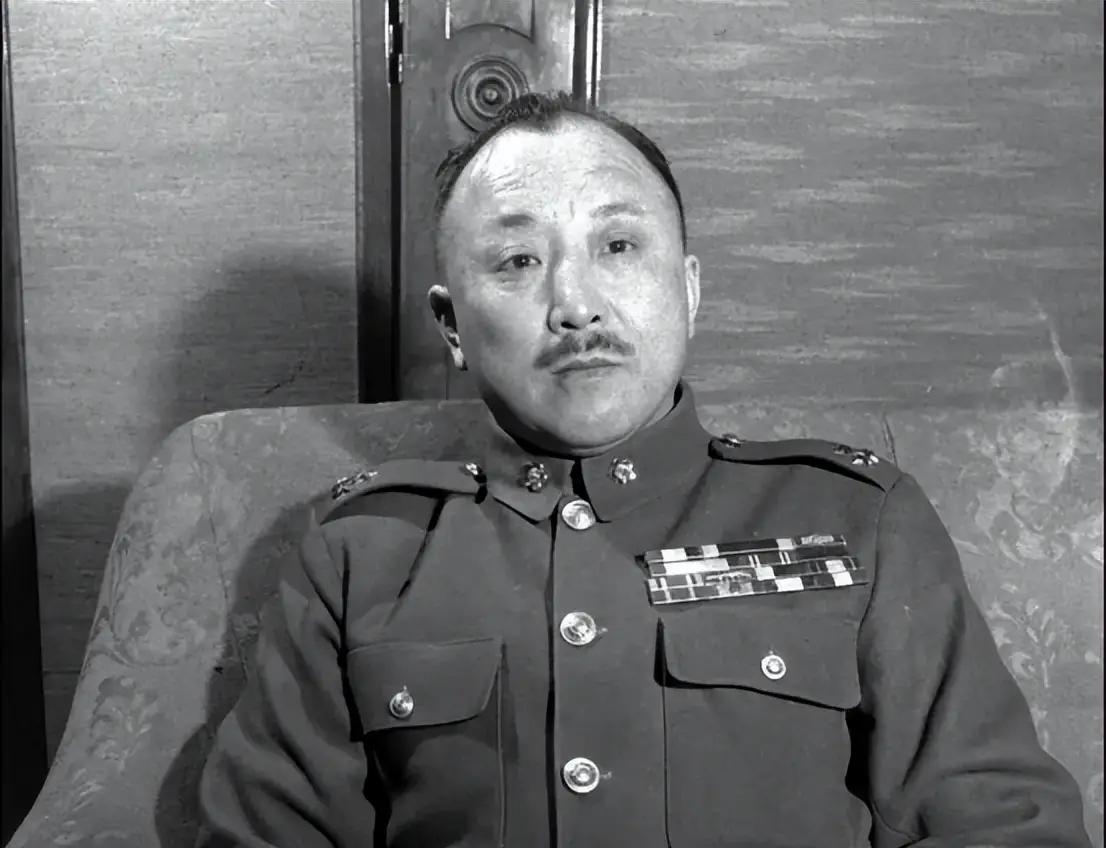 1950年，卫立煌在香港街上散步。冷不丁身后有人喊：“这不是卫立煌吗？”卫立煌心