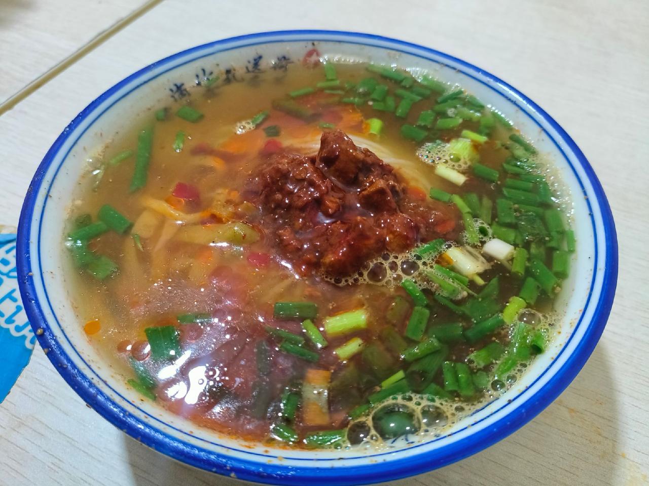 😋口味：他家叫春茂红烧鸡块米线，宝藏小店，无论是米线豆筋还是鸡杂都非常好吃，能