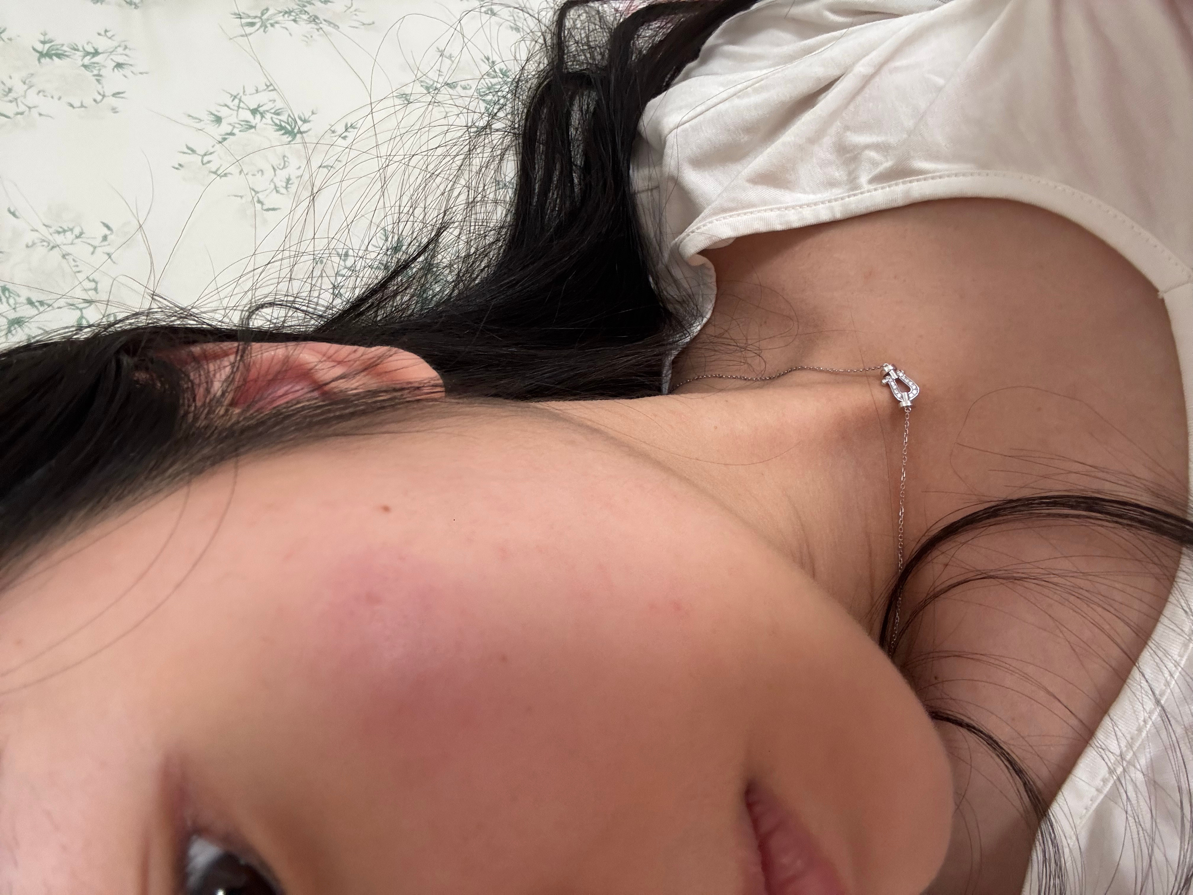 好像涂了一个腮红​​​