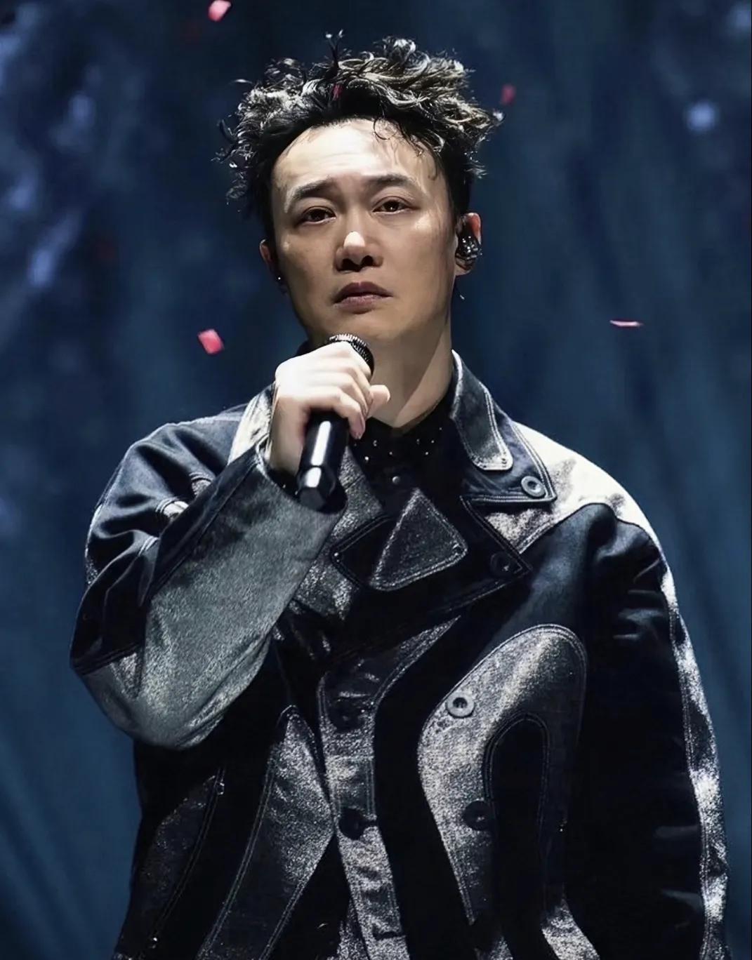 陈奕迅确诊？！巡回演唱会发布延迟公告歌手陈奕迅突感不适，火速去医院。经医院