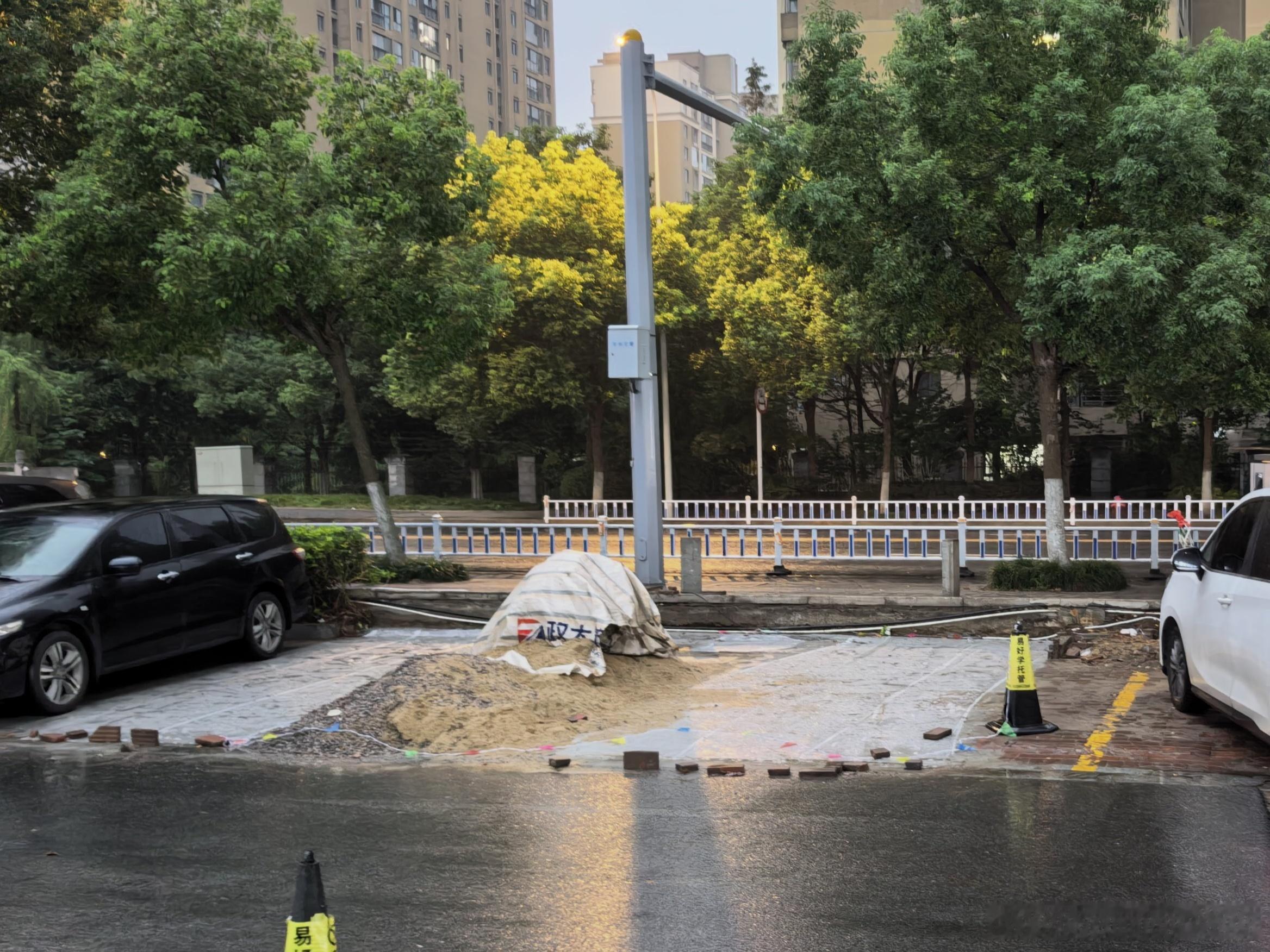 又偶遇即将建设的比亚迪闪充站了什么几分钟的电池，什么充电快的车，没有充电桩，本质