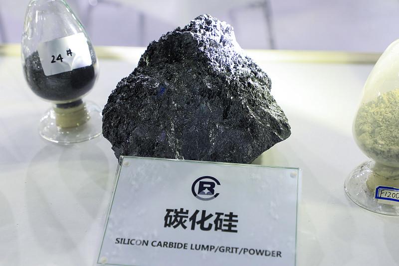 氧化镓现在真的是半导体圈藏不住的黑马，居然能具备不少硅质材料的核心特性，直接把传