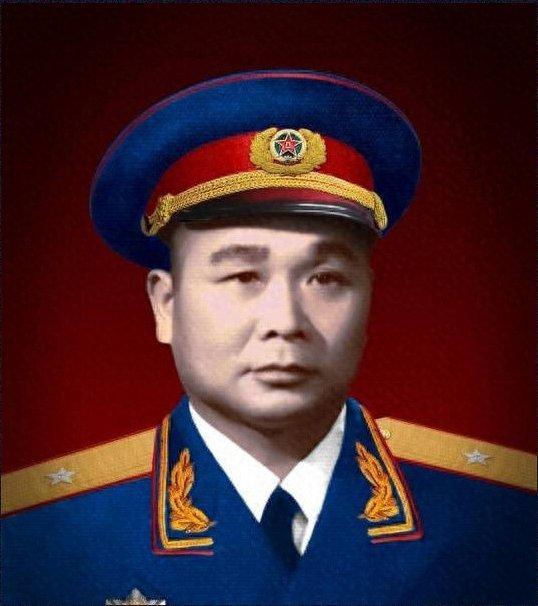 1950年海南岛决战，解放军一个师弹尽粮绝，被国军5个师反向包围，指挥部只剩炊事