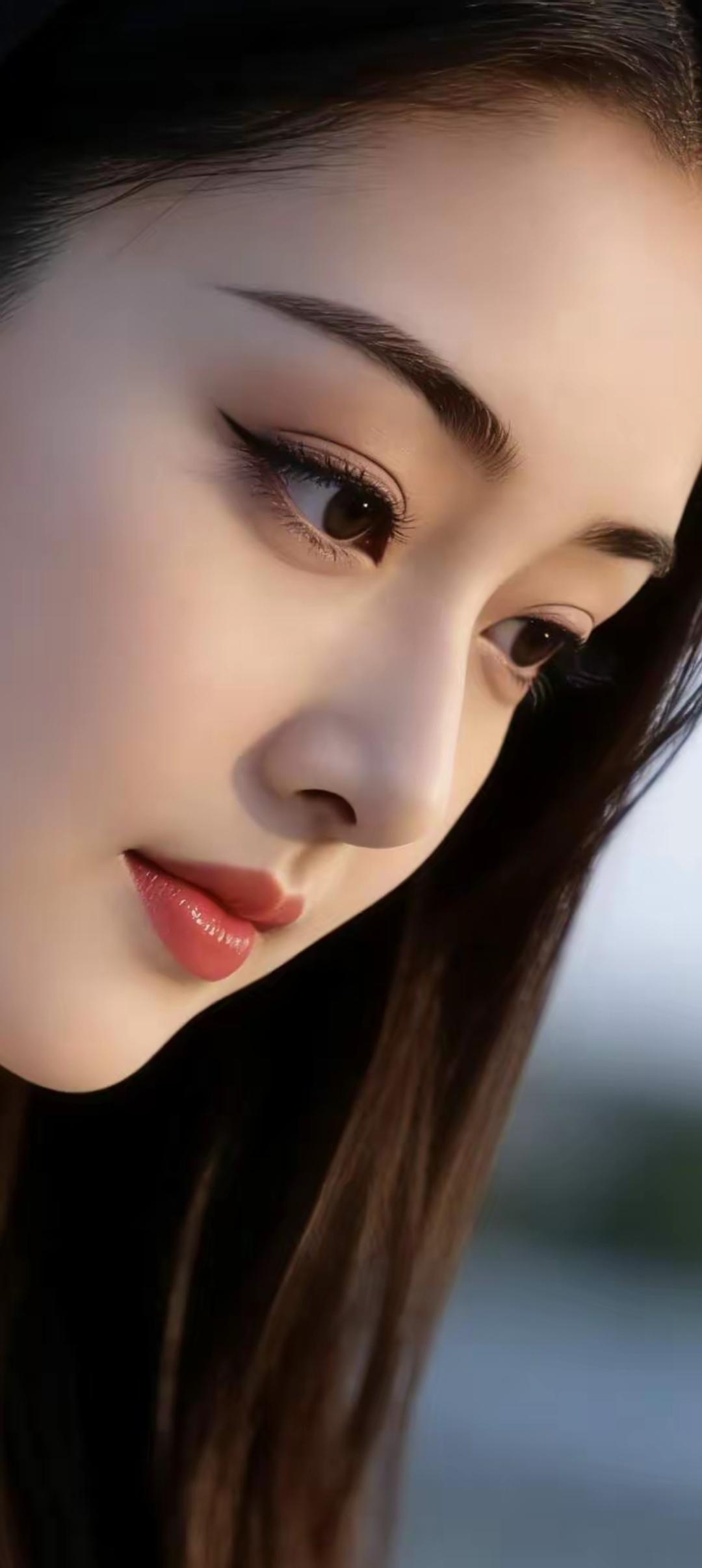 温柔眼妆，自然红唇，优雅气质