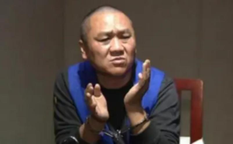 1999年，石二群抢劫银行208万元后成功逃脱，摇身一变成了亿万富豪。不仅娶了4
