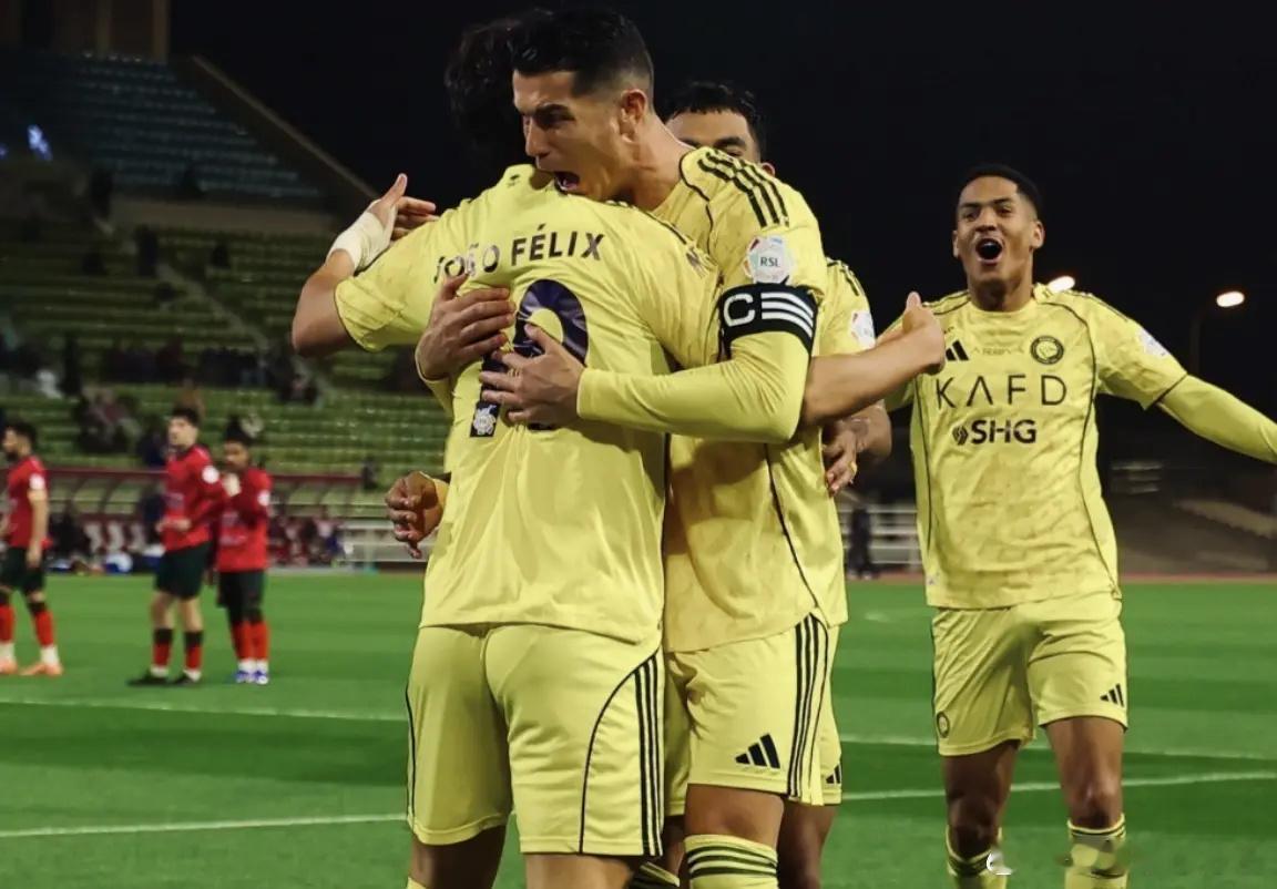 只差榜首3分！40岁C罗狂欢夜：吃饼斩生涯961球3-0重燃夺冠希望北京时间1