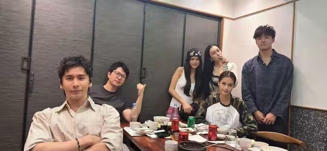 钟丽缇一家韩国聚餐，18岁Jaden首次公开带男友Louis见家长！饭局大合照氛围超好，钟丽缇满脸笑