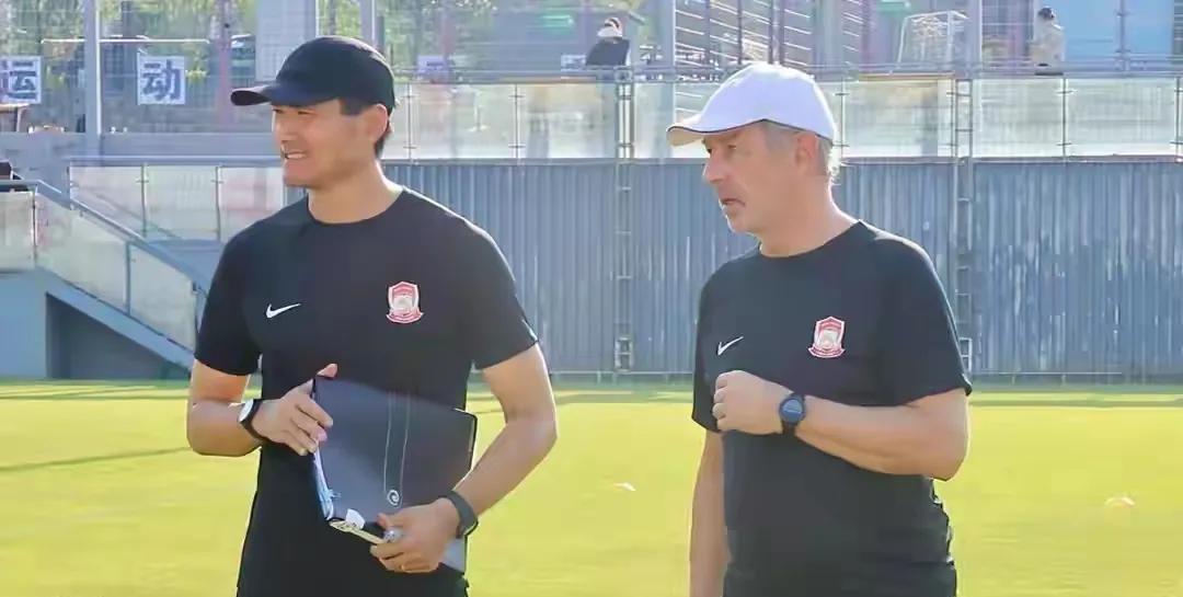 邵佳一的新一届中国国足最早可能要到明年3月才能开始集训了，邵佳一的新一届国足热身