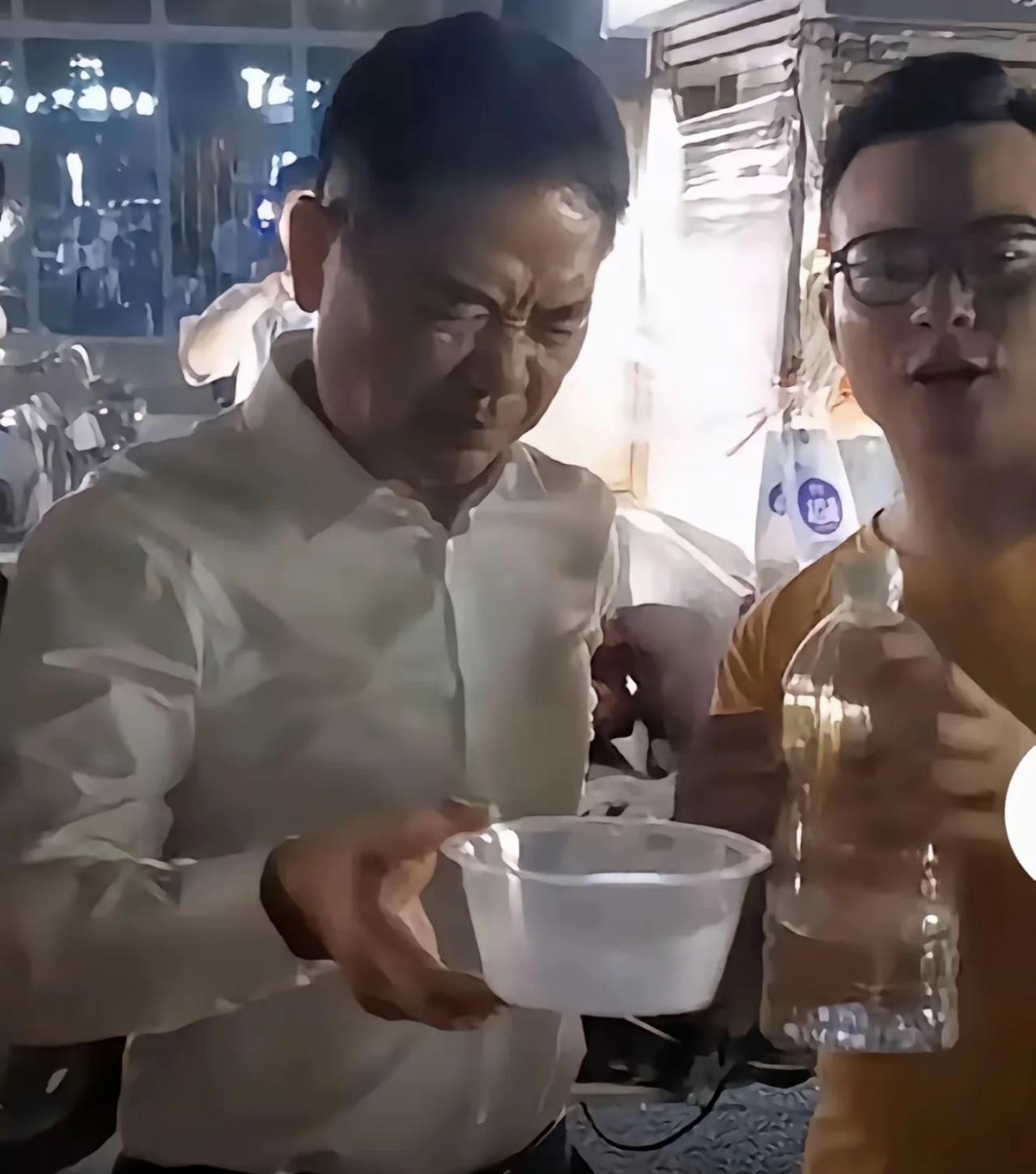 大佬装装样子去吃路边摊这事不新鲜，但敢喝散搂子的刘强东是第一人。这种散装白酒非