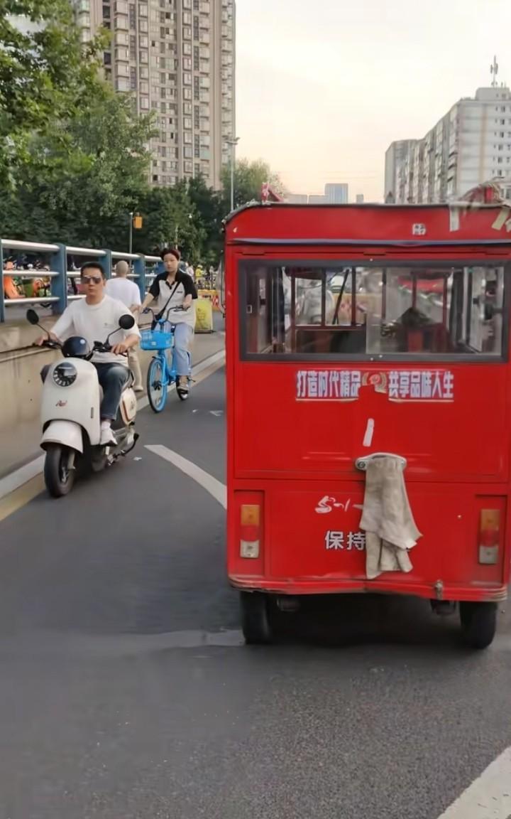 四川成都，一大爷开着三轮车载客逆行，一00后外卖小哥把大爷的三轮车堵住了，小哥：
