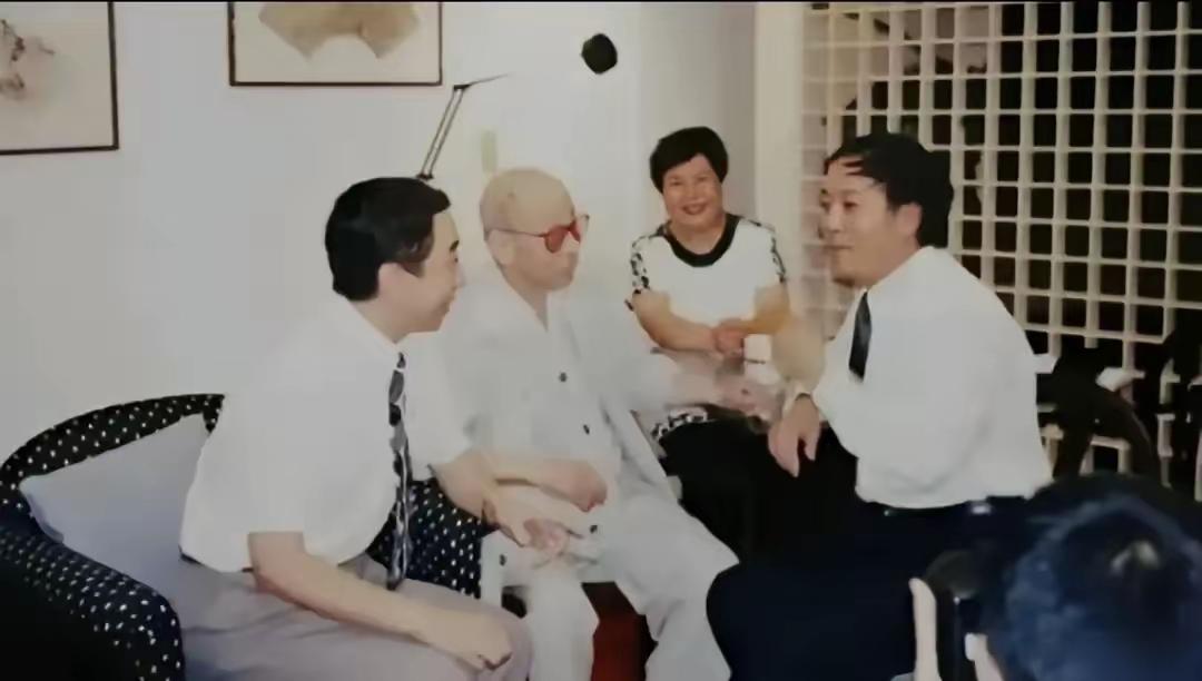 1993年台湾，冯巩拜访92岁张学良。张学良一见冯巩竟然惊讶得说不出话来。屋