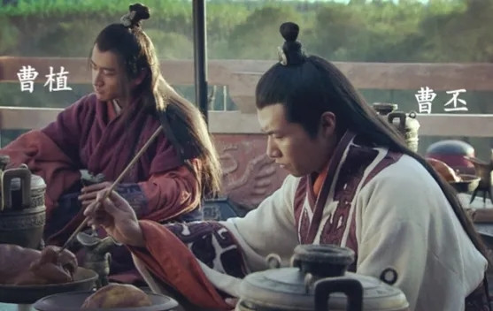 公元215年，曹操在铜雀台接见众人，见到服装华美的曹植之妻崔氏后，大怒，下令将她