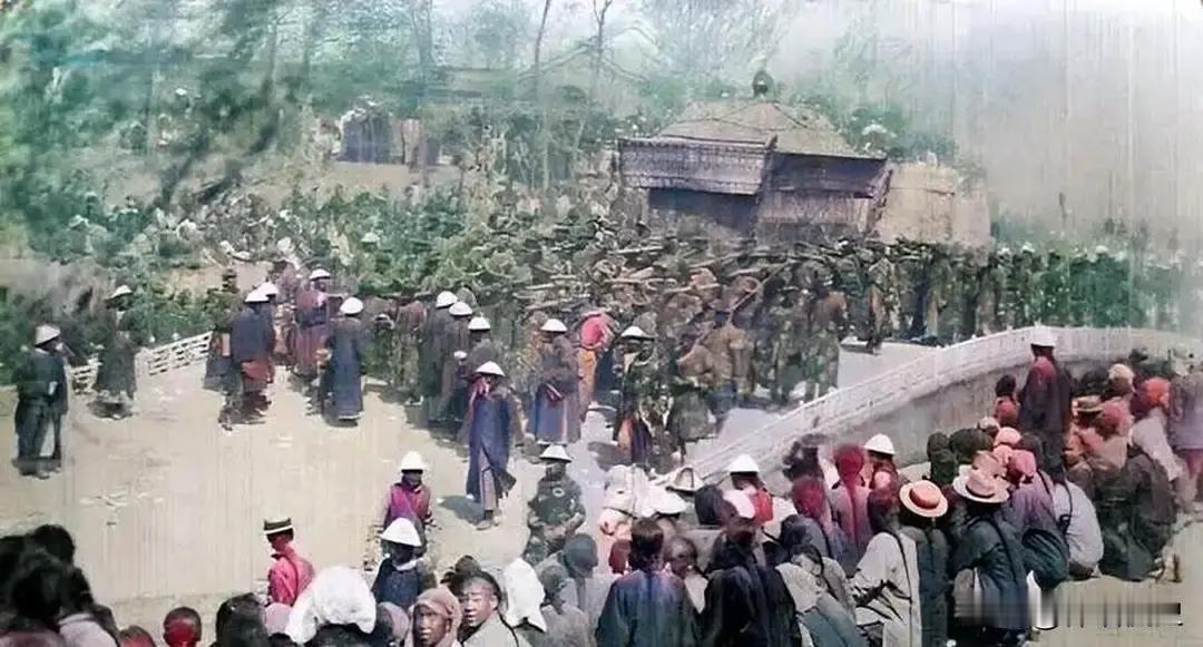 1901年，山东巡抚袁世凯扶生母灵柩回乡安葬。嫡兄袁世敦竟穿一身红衣拦在祖坟外，当众冷斥：“你生母是