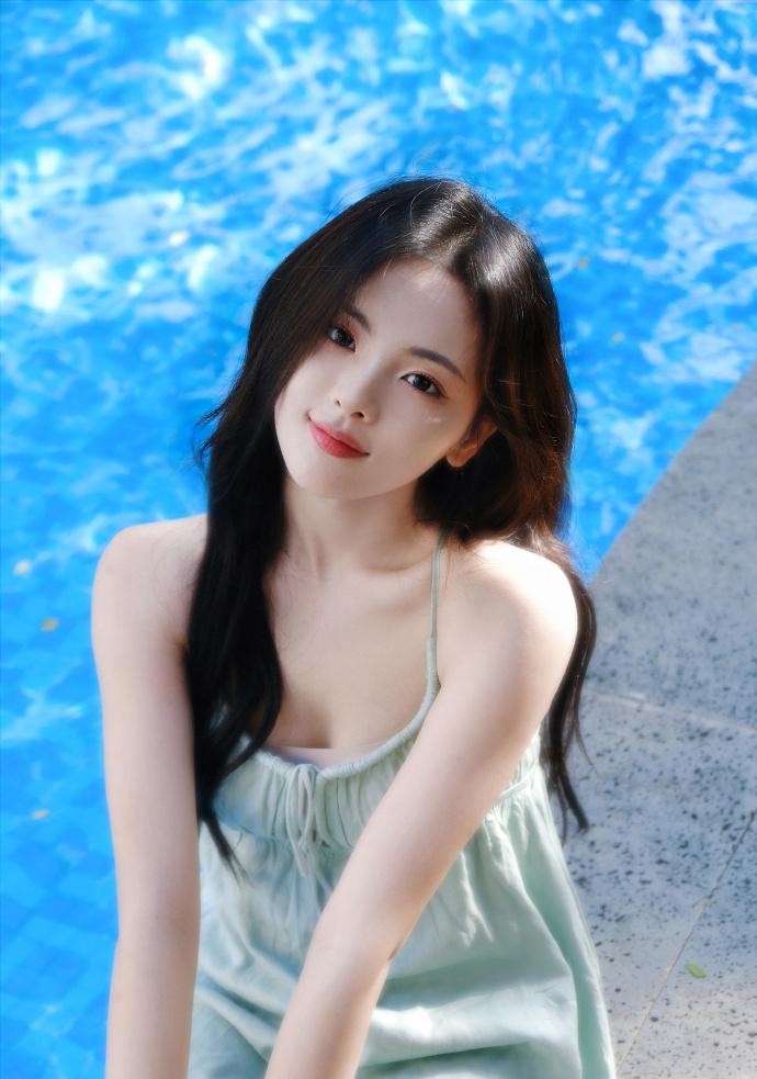 杨超越穿吊带裙清纯靓丽，肤白貌美。